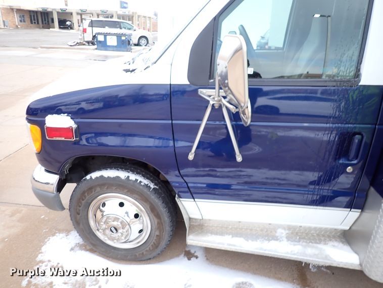 image for item HC9888 1998 Ford Econoline E450  Ambulance