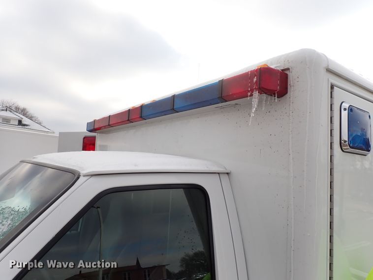 image for item HC9888 1998 Ford Econoline E450  Ambulance