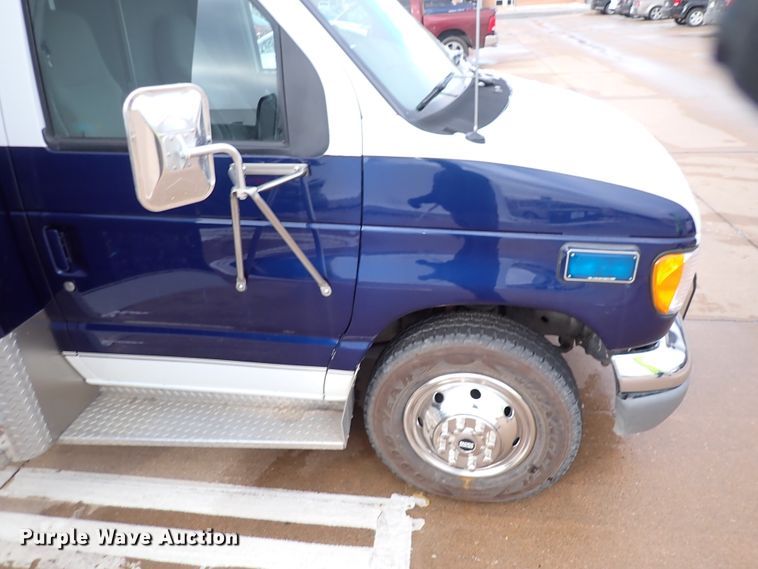 image for item HC9888 1998 Ford Econoline E450  Ambulance