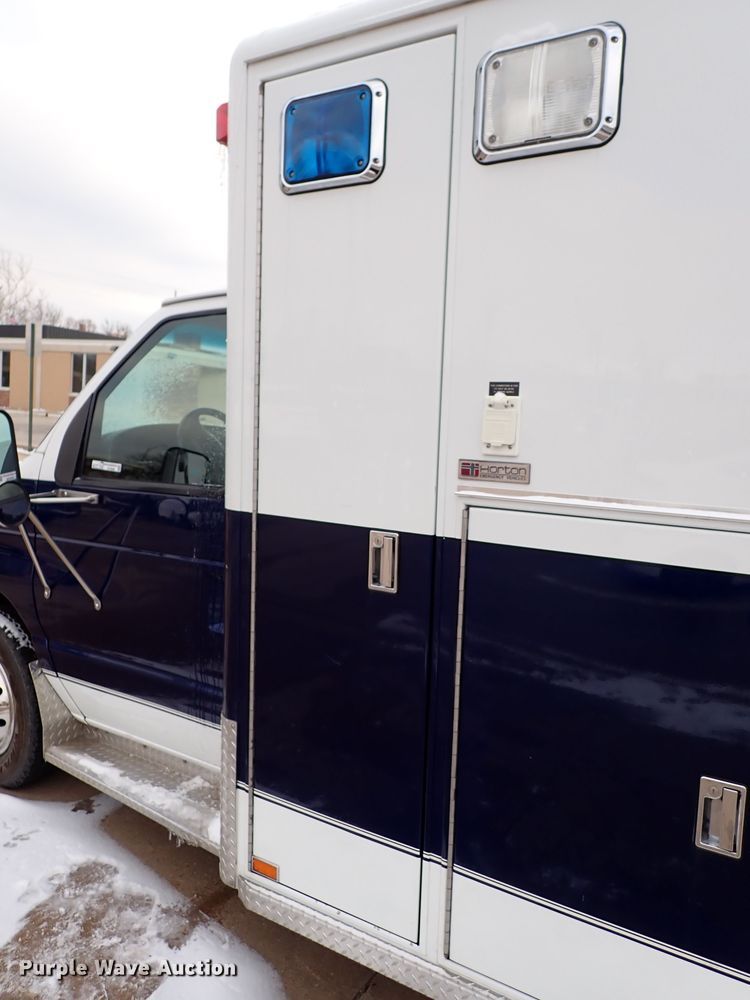 image for item HC9888 1998 Ford Econoline E450  Ambulance