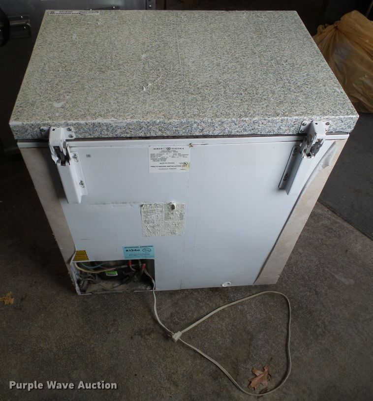 image for item HF9735 GE FH7D chest freezer