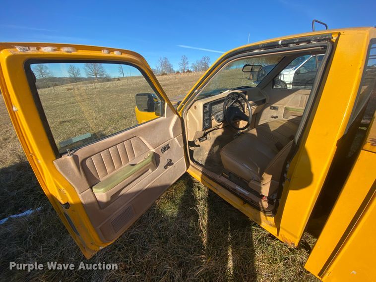 image for item HR9412 1988 Dodge Dakota  utility bed pickup truck