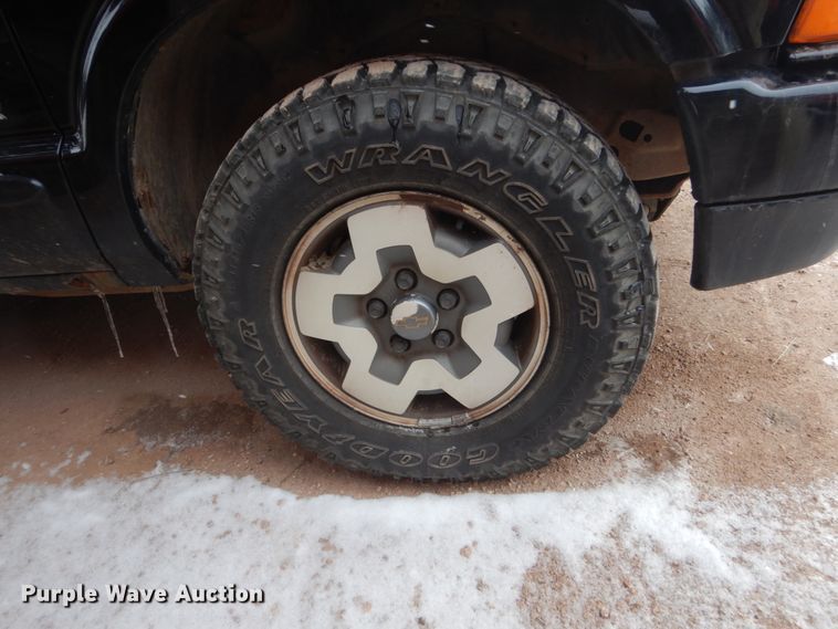 image for item HS9839 2002 Chevrolet Blazer  SUV