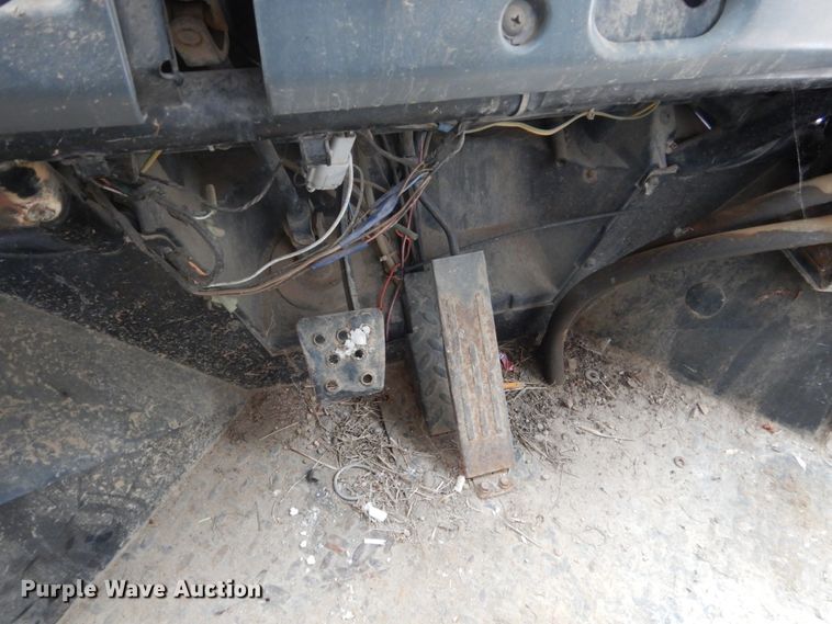 image for item HS9841 2004 Kawasaki Mule 3010  utility vehicle