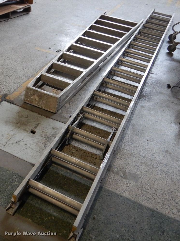 image for item HS9887 (2) aluminum ladders