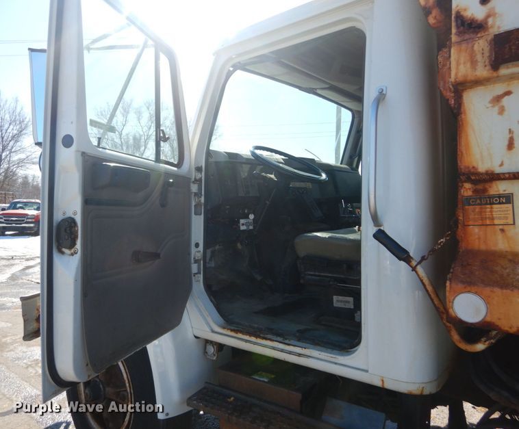 image for item HV9612 2001 International 4900  dump truck