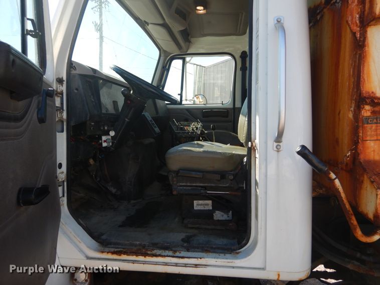 image for item HV9612 2001 International 4900  dump truck