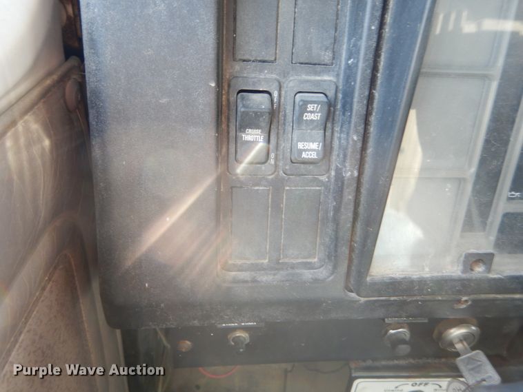 image for item HV9612 2001 International 4900  dump truck