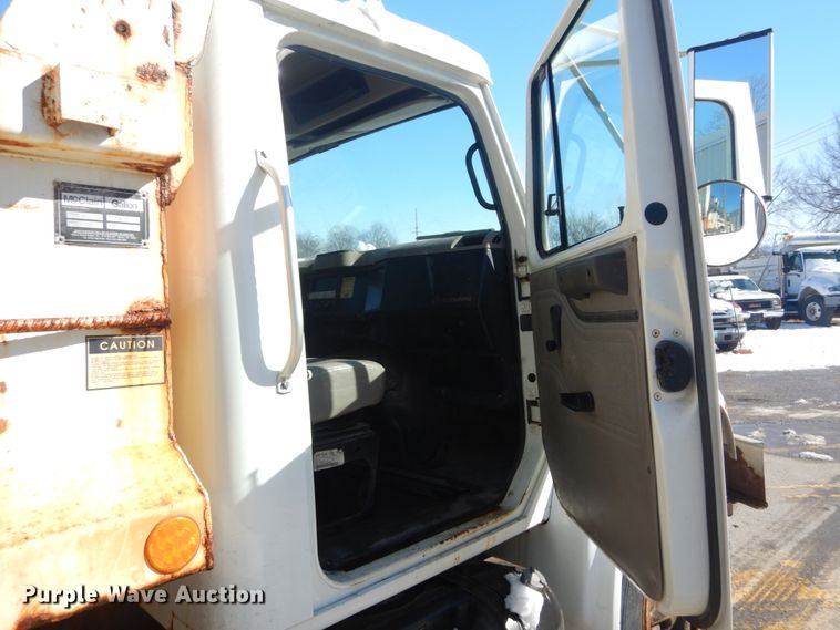 image for item HV9612 2001 International 4900  dump truck