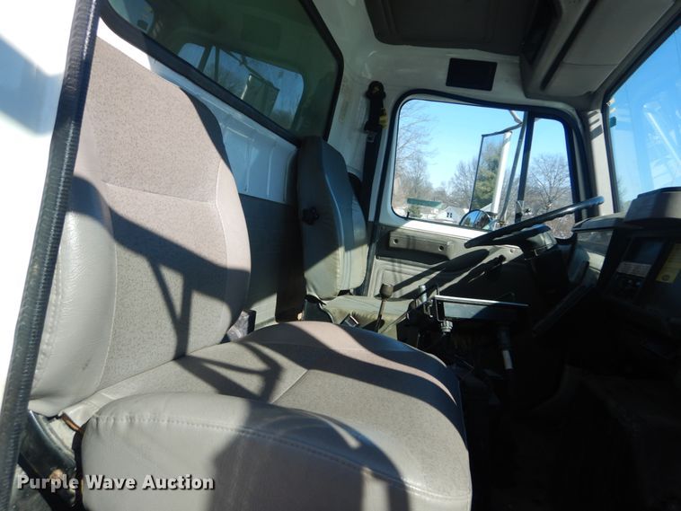 image for item HV9612 2001 International 4900  dump truck