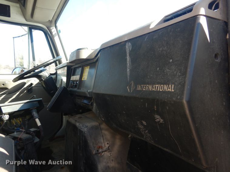 image for item HV9612 2001 International 4900  dump truck