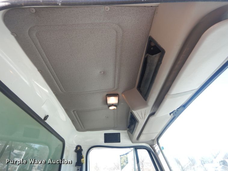 image for item HV9612 2001 International 4900  dump truck