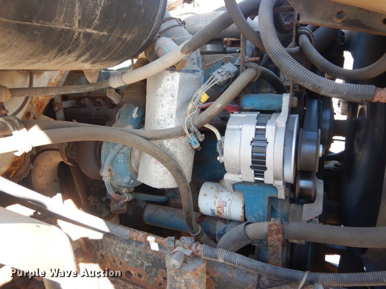 image for item HV9612 2001 International 4900  dump truck