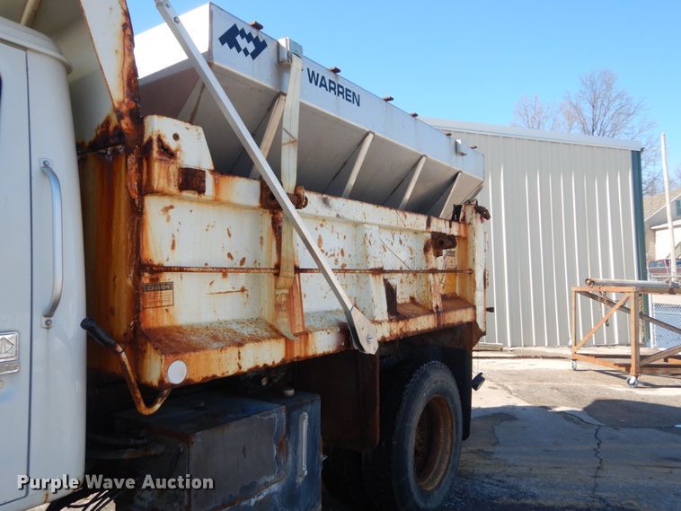 image for item HV9612 2001 International 4900  dump truck