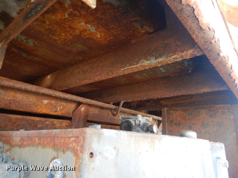 image for item HV9612 2001 International 4900  dump truck