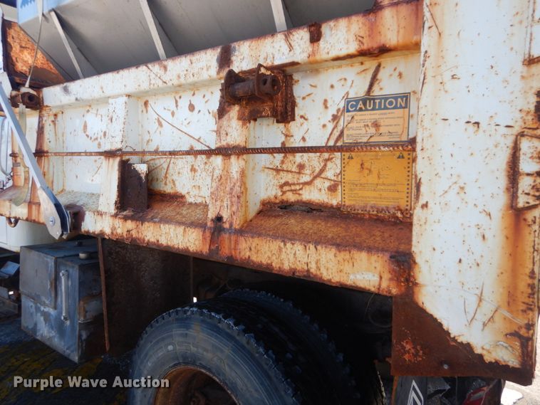 image for item HV9612 2001 International 4900  dump truck