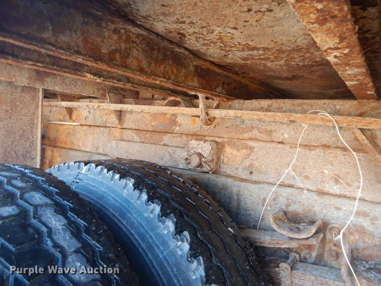 image for item HV9612 2001 International 4900  dump truck