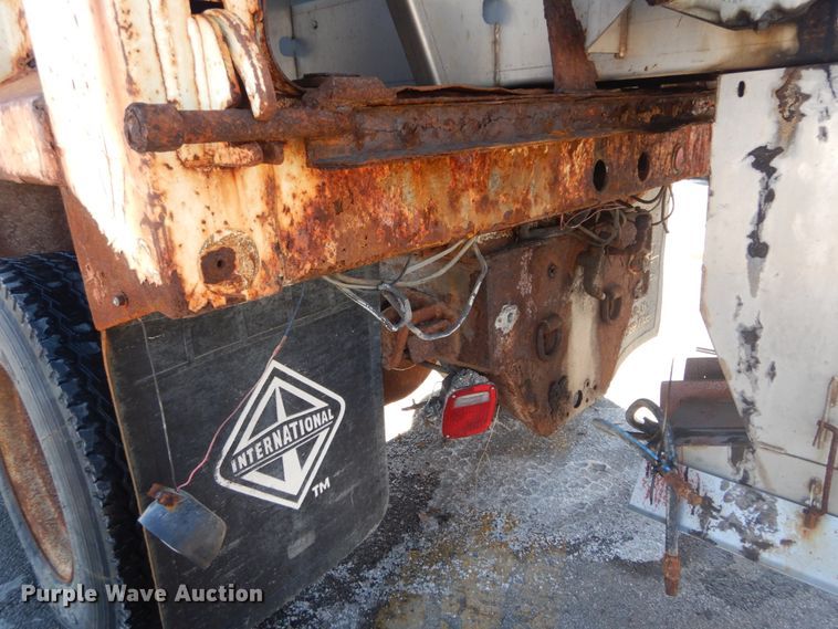 image for item HV9612 2001 International 4900  dump truck