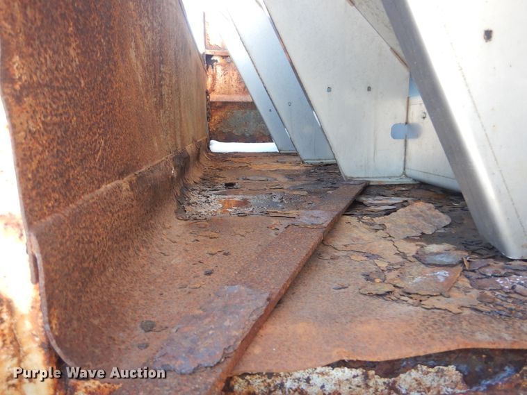 image for item HV9612 2001 International 4900  dump truck