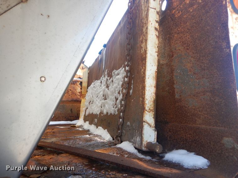 image for item HV9612 2001 International 4900  dump truck