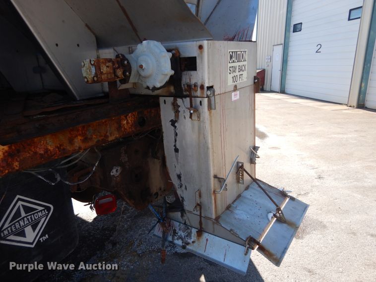 image for item HV9612 2001 International 4900  dump truck