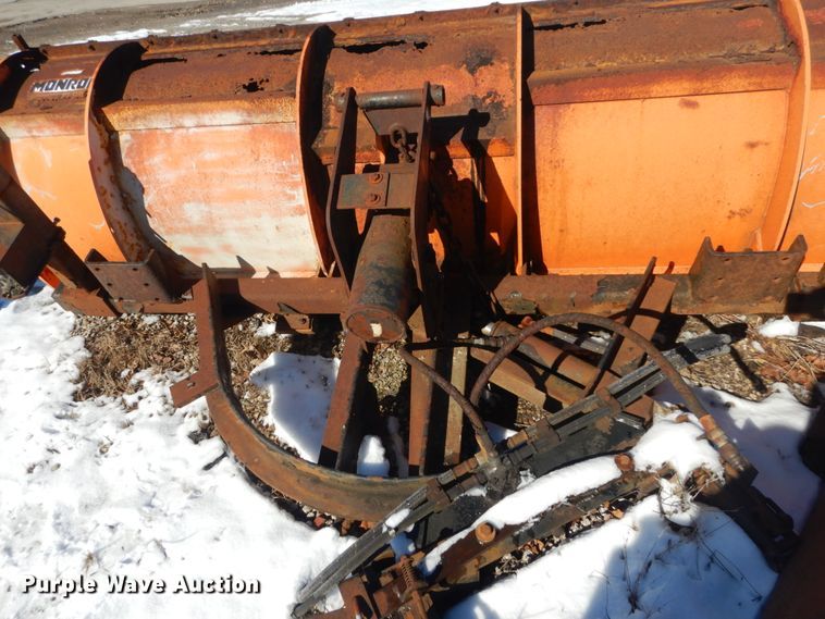 image for item HV9612 2001 International 4900  dump truck