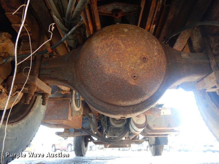 image for item HV9612 2001 International 4900  dump truck