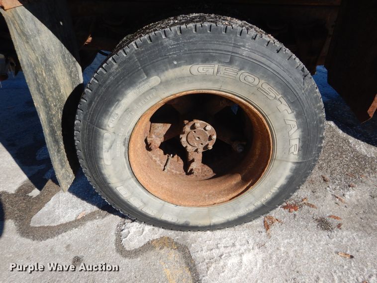 image for item HV9612 2001 International 4900  dump truck