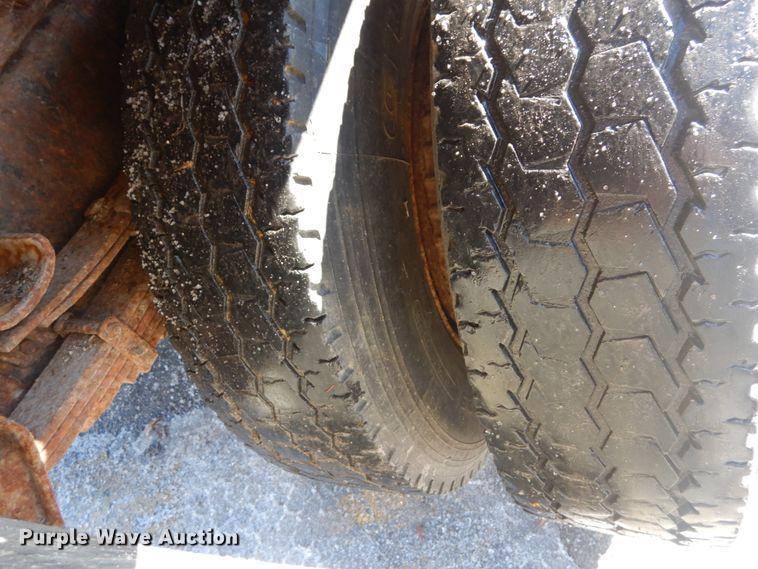 image for item HV9612 2001 International 4900  dump truck