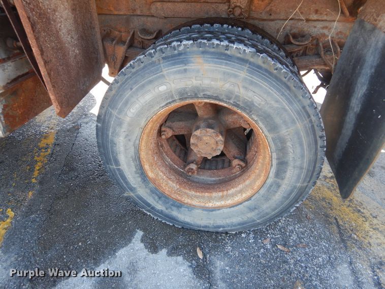 image for item HV9612 2001 International 4900  dump truck