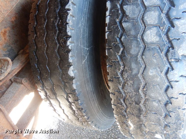 image for item HV9612 2001 International 4900  dump truck