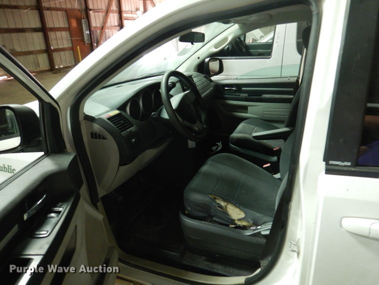 image for item HW9851 2010 Dodge Grand Caravan  van