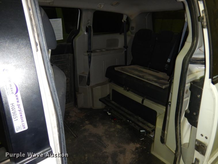 image for item HW9851 2010 Dodge Grand Caravan  van