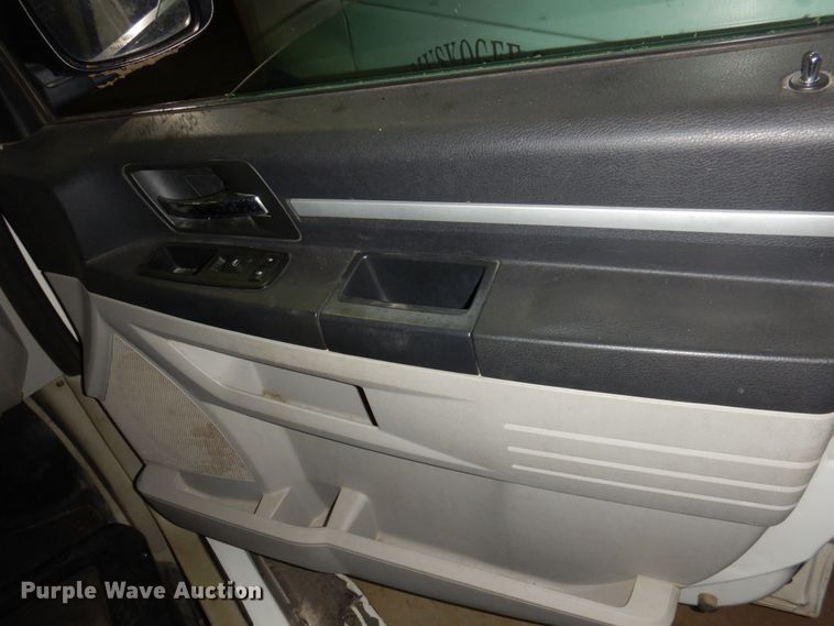 image for item HW9851 2010 Dodge Grand Caravan  van