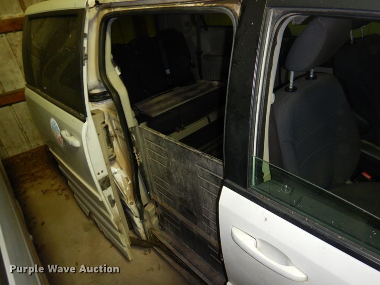 image for item HW9851 2010 Dodge Grand Caravan  van