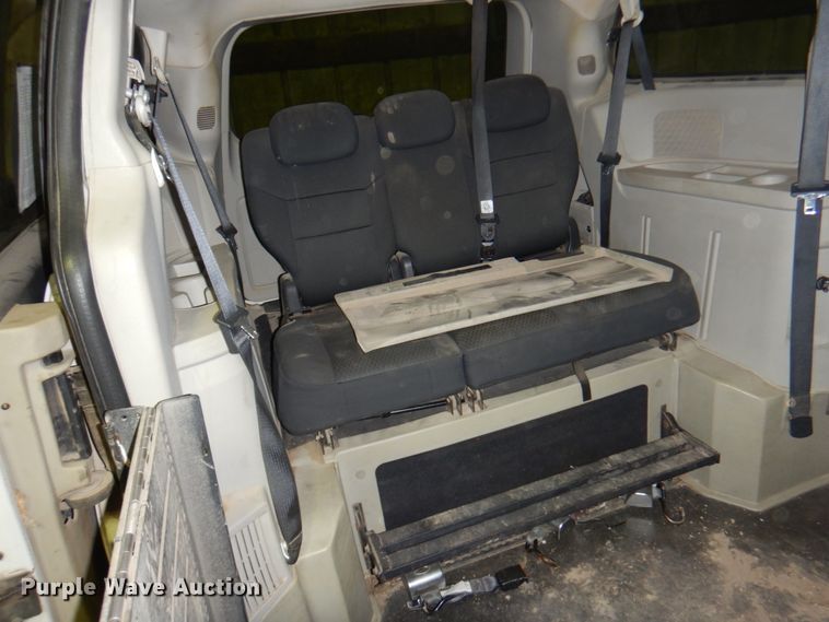 image for item HW9851 2010 Dodge Grand Caravan  van