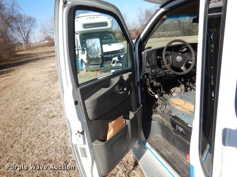 image for item HW9854 2010 Chevrolet Express  shuttle bus