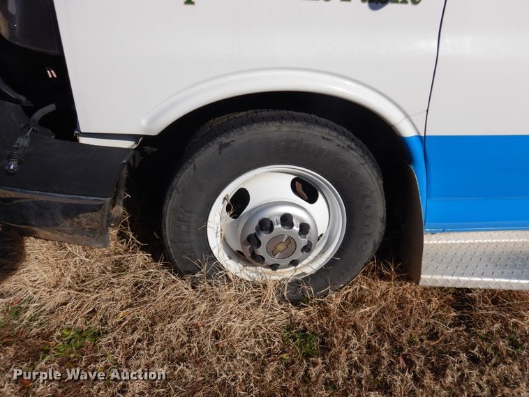 image for item HW9854 2010 Chevrolet Express  shuttle bus