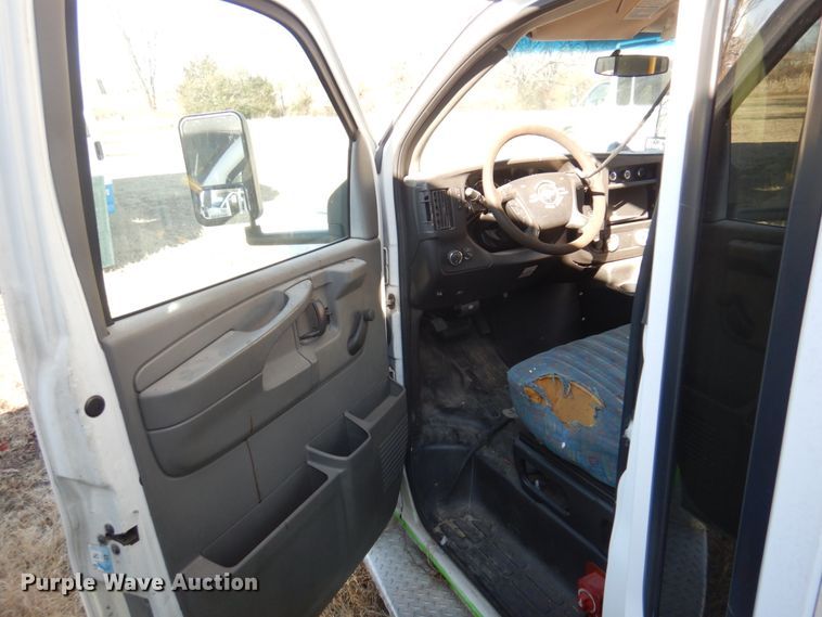 image for item HW9855 2010 Chevrolet Express  shuttle bus