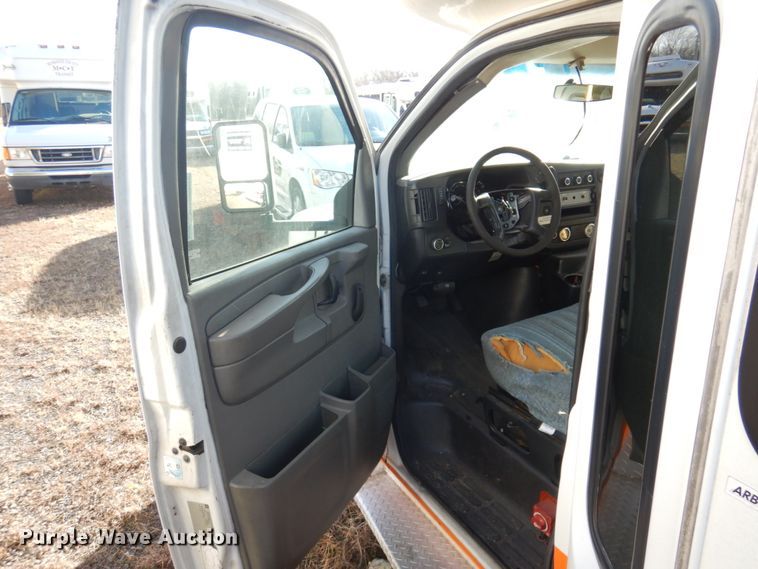 image for item HW9856 2010 Chevrolet Express  shuttle bus