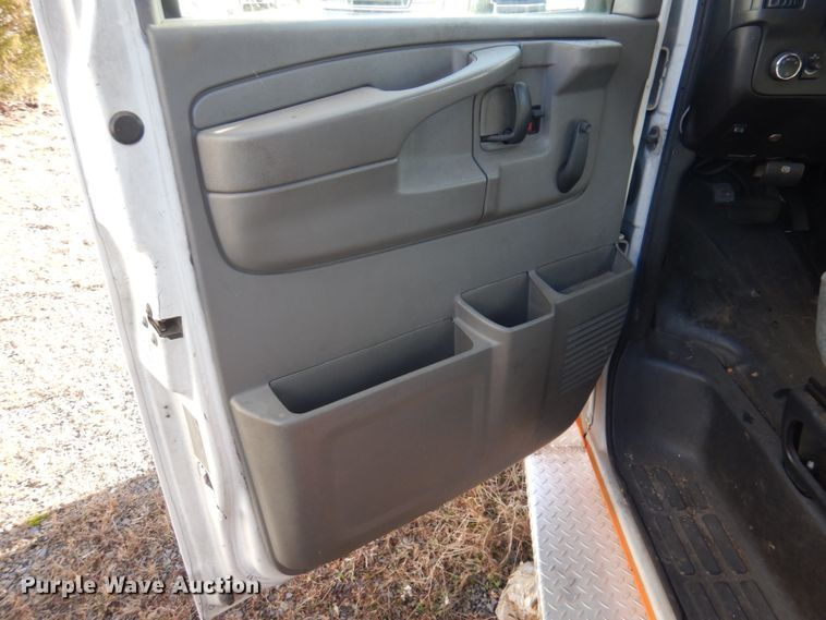 image for item HW9856 2010 Chevrolet Express  shuttle bus