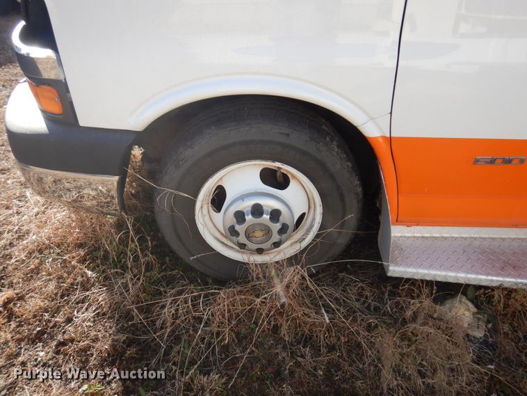 image for item HW9856 2010 Chevrolet Express  shuttle bus