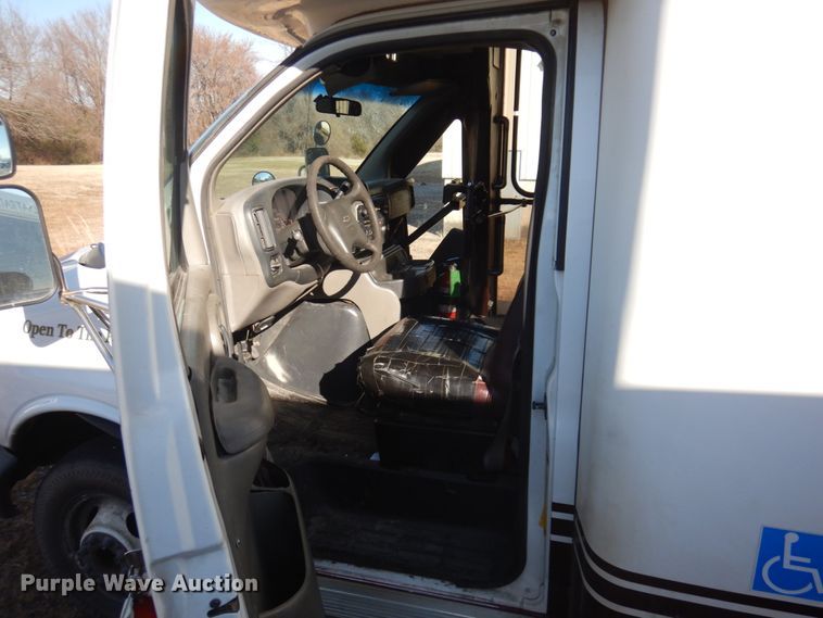 image for item HW9857 2000 Chevrolet Express  shuttle bus