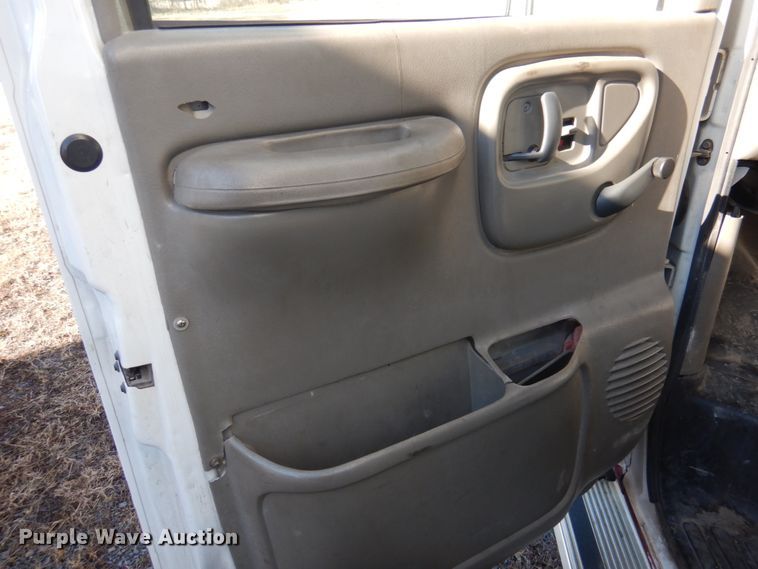 image for item HW9857 2000 Chevrolet Express  shuttle bus