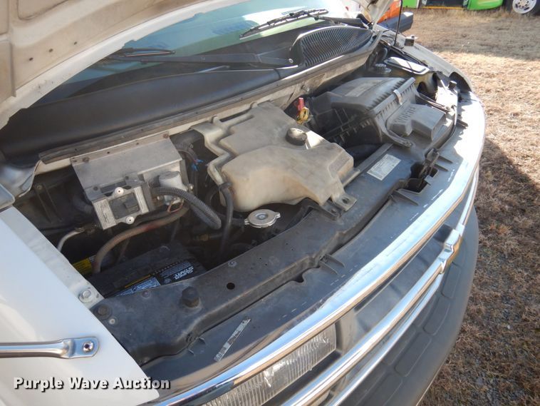 image for item HW9857 2000 Chevrolet Express  shuttle bus