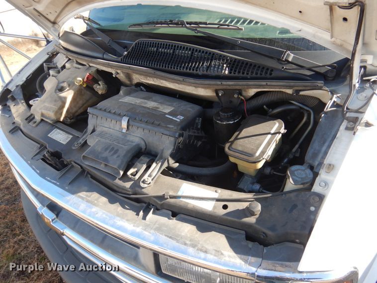 image for item HW9857 2000 Chevrolet Express  shuttle bus