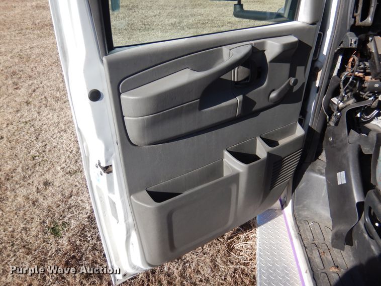 image for item HW9858 2010 Chevrolet Express  shuttle bus