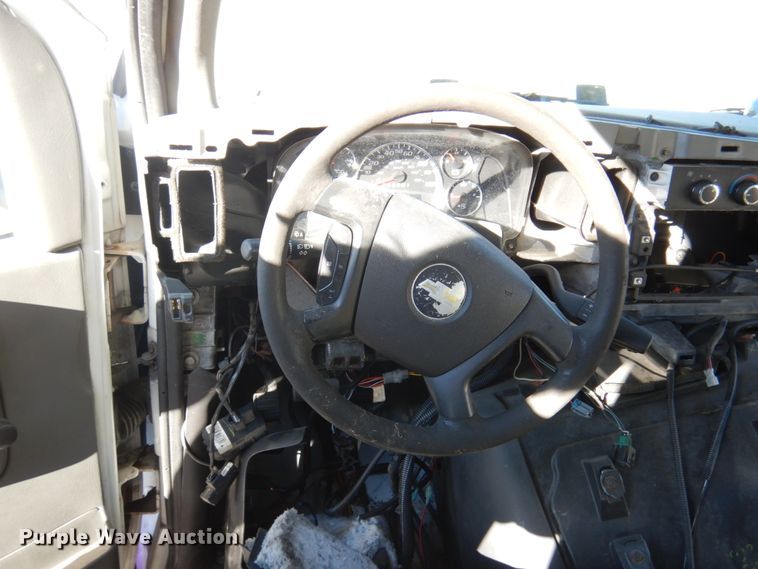 image for item HW9858 2010 Chevrolet Express  shuttle bus