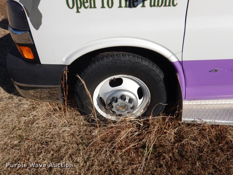 image for item HW9858 2010 Chevrolet Express  shuttle bus