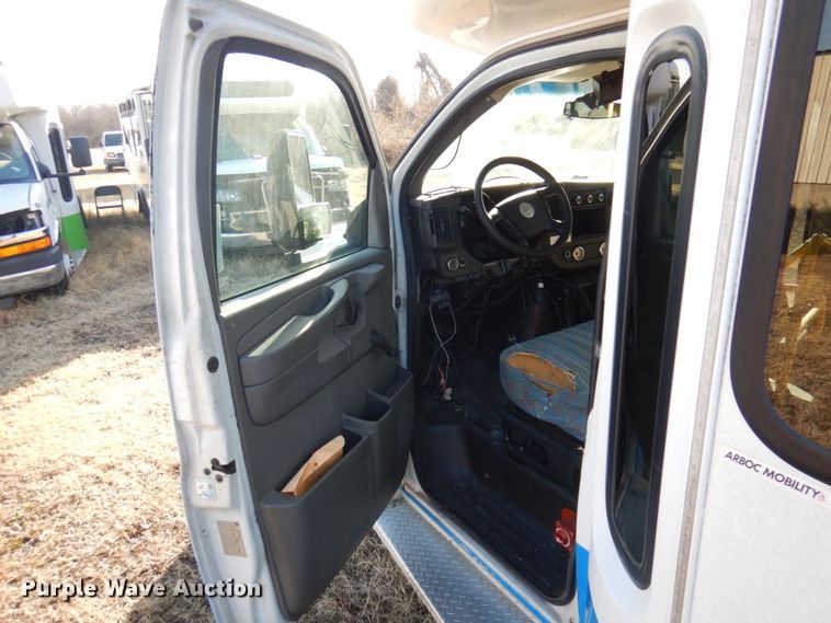 image for item HW9859 2010 Chevrolet Express  shuttle bus